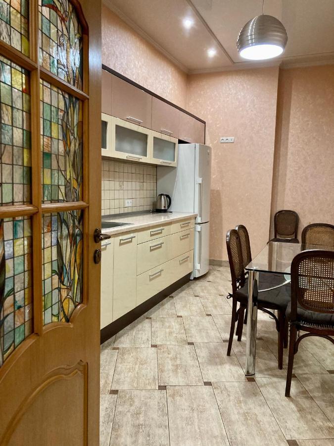 Large Apartment In The City Center Mukachevo Exterior foto