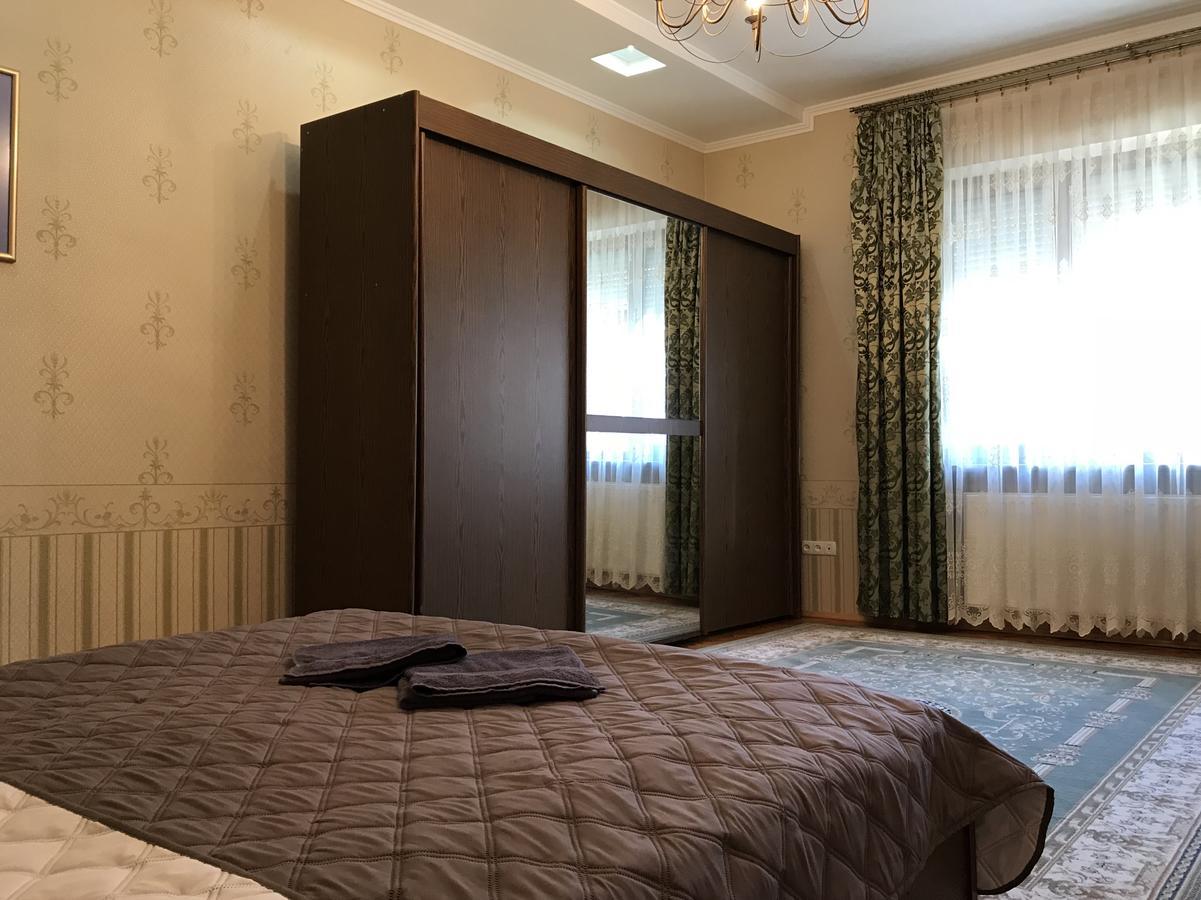Large Apartment In The City Center Mukachevo Exterior foto